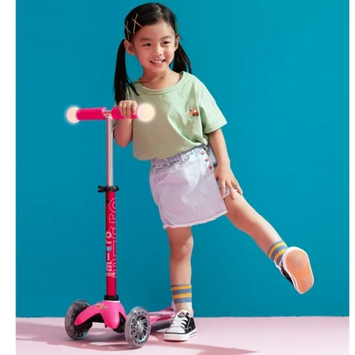 Micro Mini Deluxe 3 Wheel Magic Scooter Pink 4 Micro Mini Deluxe 3 Wheel Magic Scooter Pink - Image 4